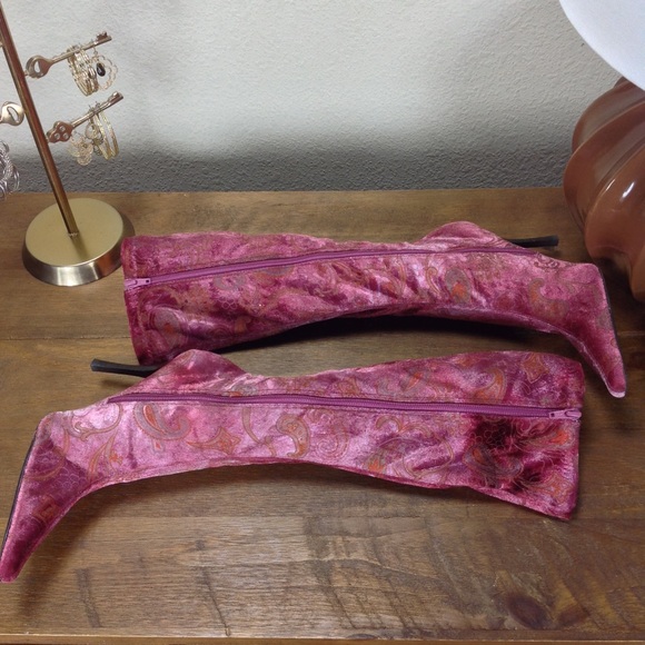 ❌Luichiny Pink Print Velvet Pointed Stiletto Boots - Picture 4 of 8